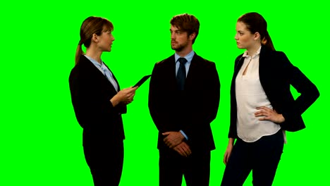 hombre de negocios y colegas discutiendo sobre una tableta digital