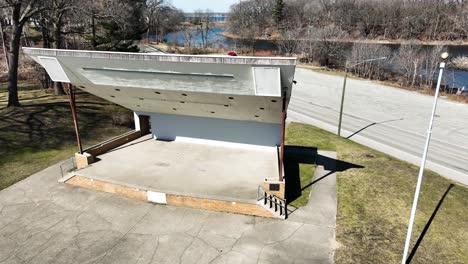 un escenario exterior interesante para uso de la comunidad desde un ángulo de esquina alto