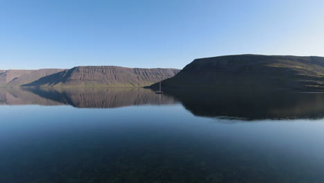 在平靜的湖泊上乘船的風景如畫的山景