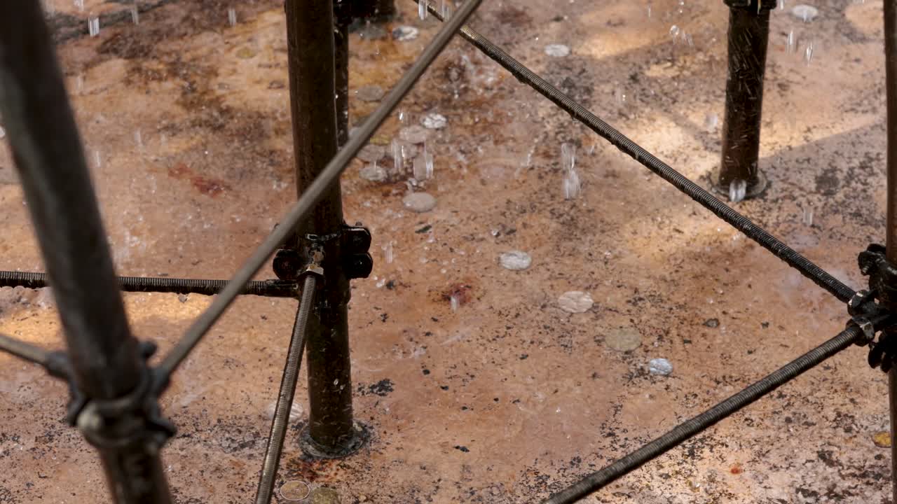 las salpicaduras de lluvia en una fuente llena de monedas