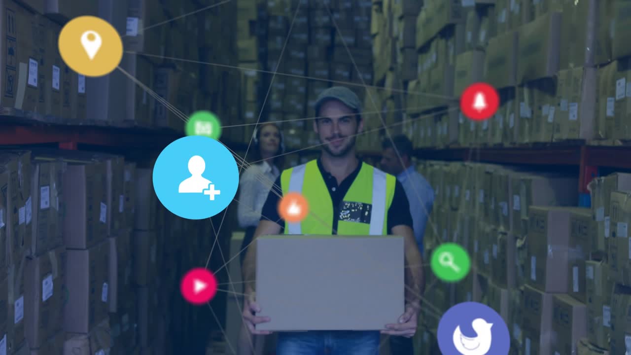 Un operario de almacén camina por el pasillo llevando una caja y activando iconos de red animados a su alrededor