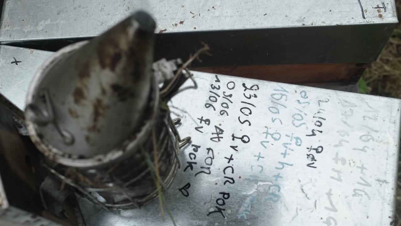 흡연자 도구는 꿀벌 하이브에 서