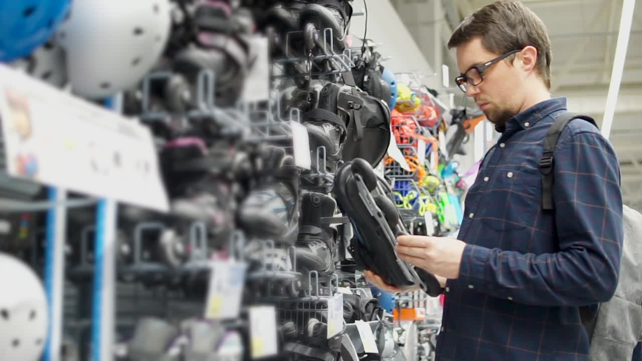 hombre comprando patines en una tienda de deportes