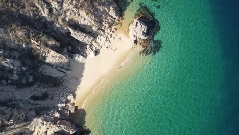 Playa-Balcóncito-Der-Cannery-Strände-Mit-Booten-Im-Türkisfarbenen-Wasser