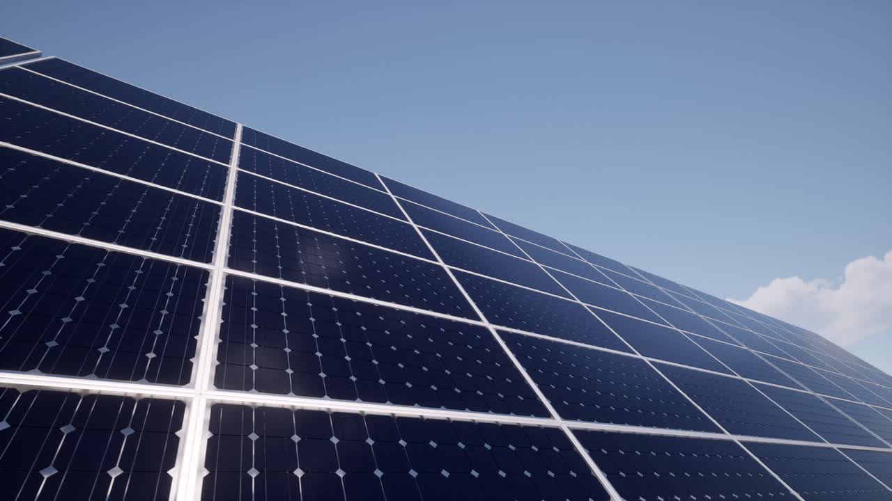 pannelli solari su sfondo di riflesso del cielo blu, riflesso bellissimo. concetto di energia pulita, energia verde, energia rinnovabile. concetto di energie alternative.