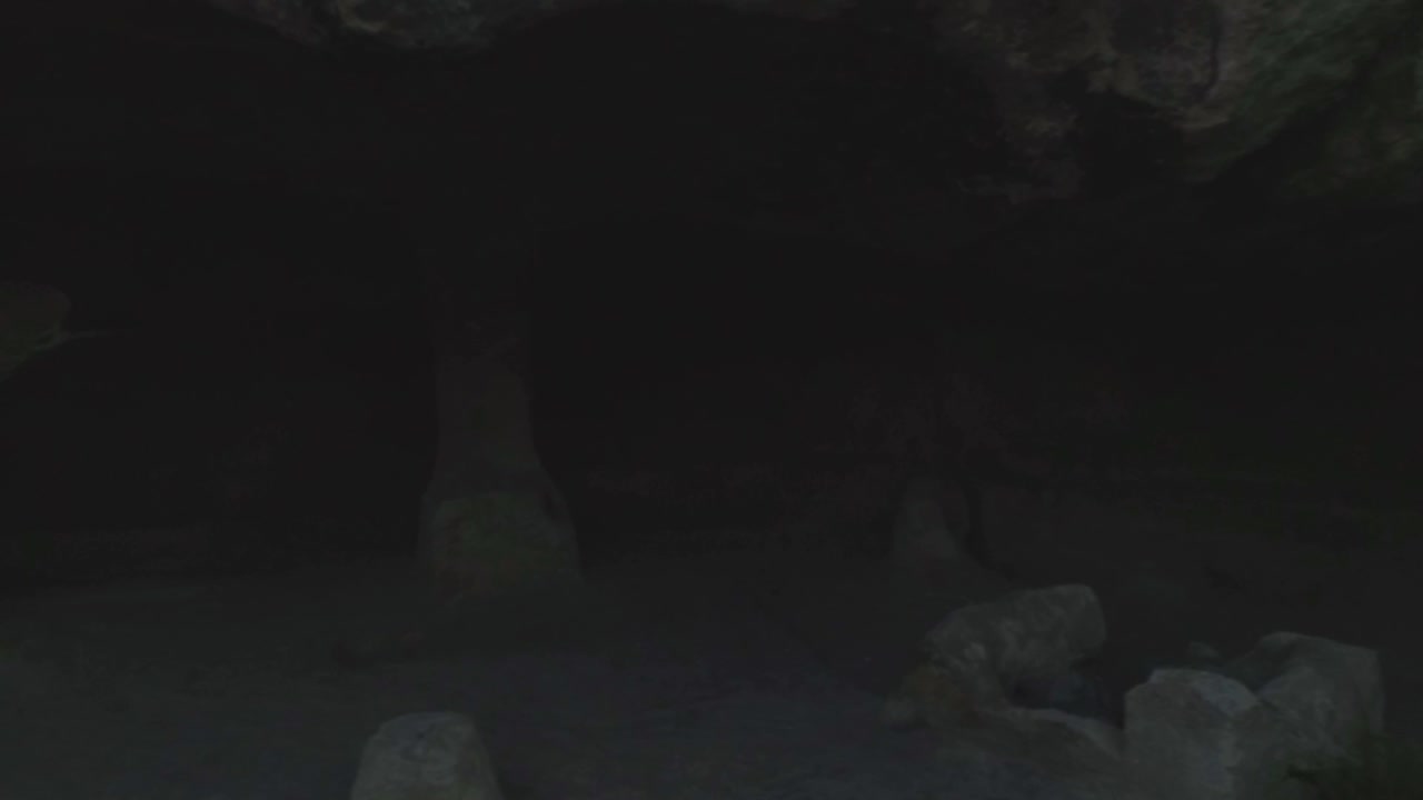 темный интерьер пещеры с древними камнями