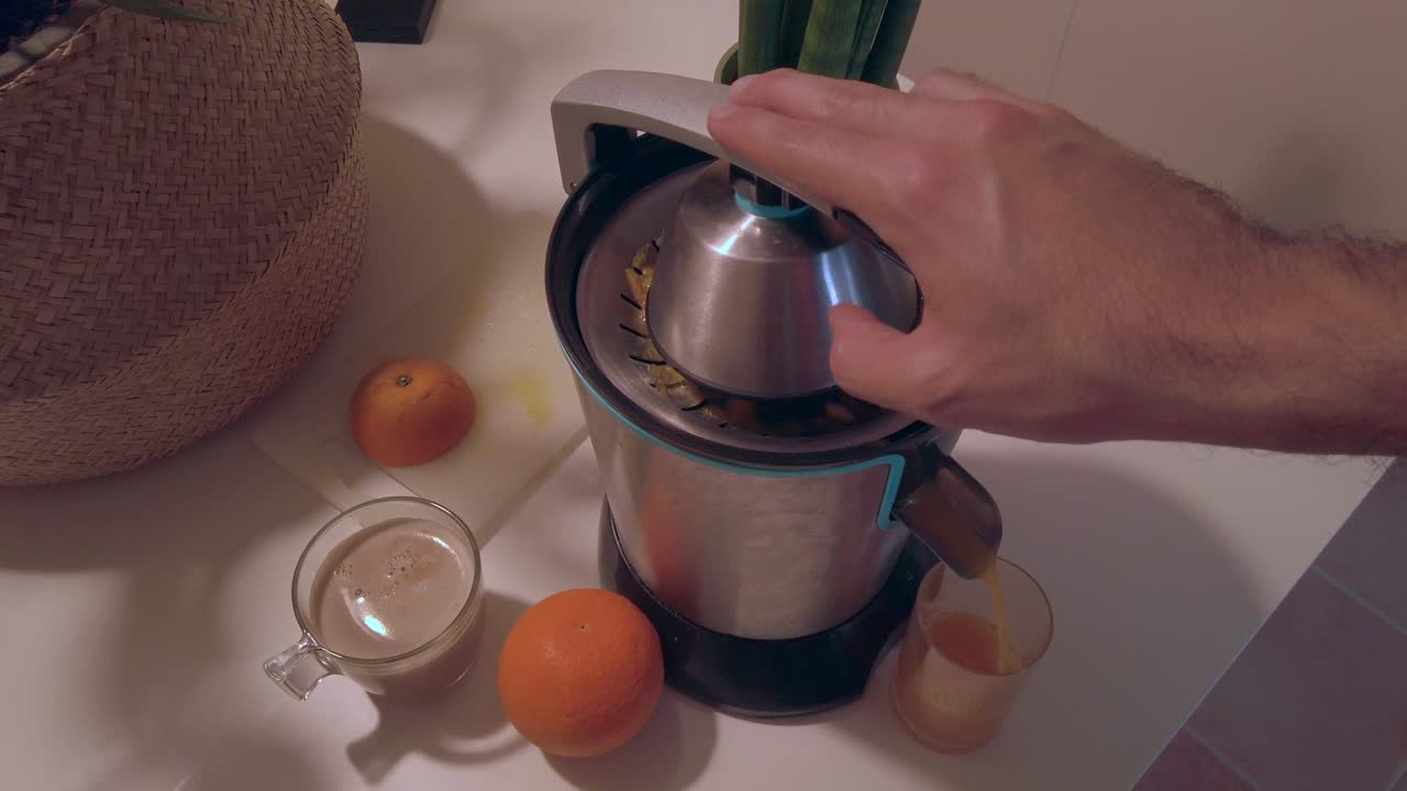 jugo de naranja saludable en un vaso y naranjas