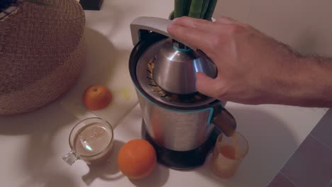 jugo de naranja saludable en un vaso y naranjas