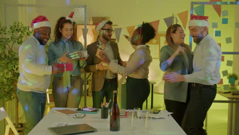 fiesta de navidad en la oficina