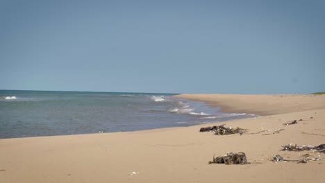 Ein-Wunderschöner-Sandstrand-Und-Sanft-Brechende-Meeresbrandung-An-Einem-Sonnigen-Tag-Auf-Den-Magdalen-Inseln