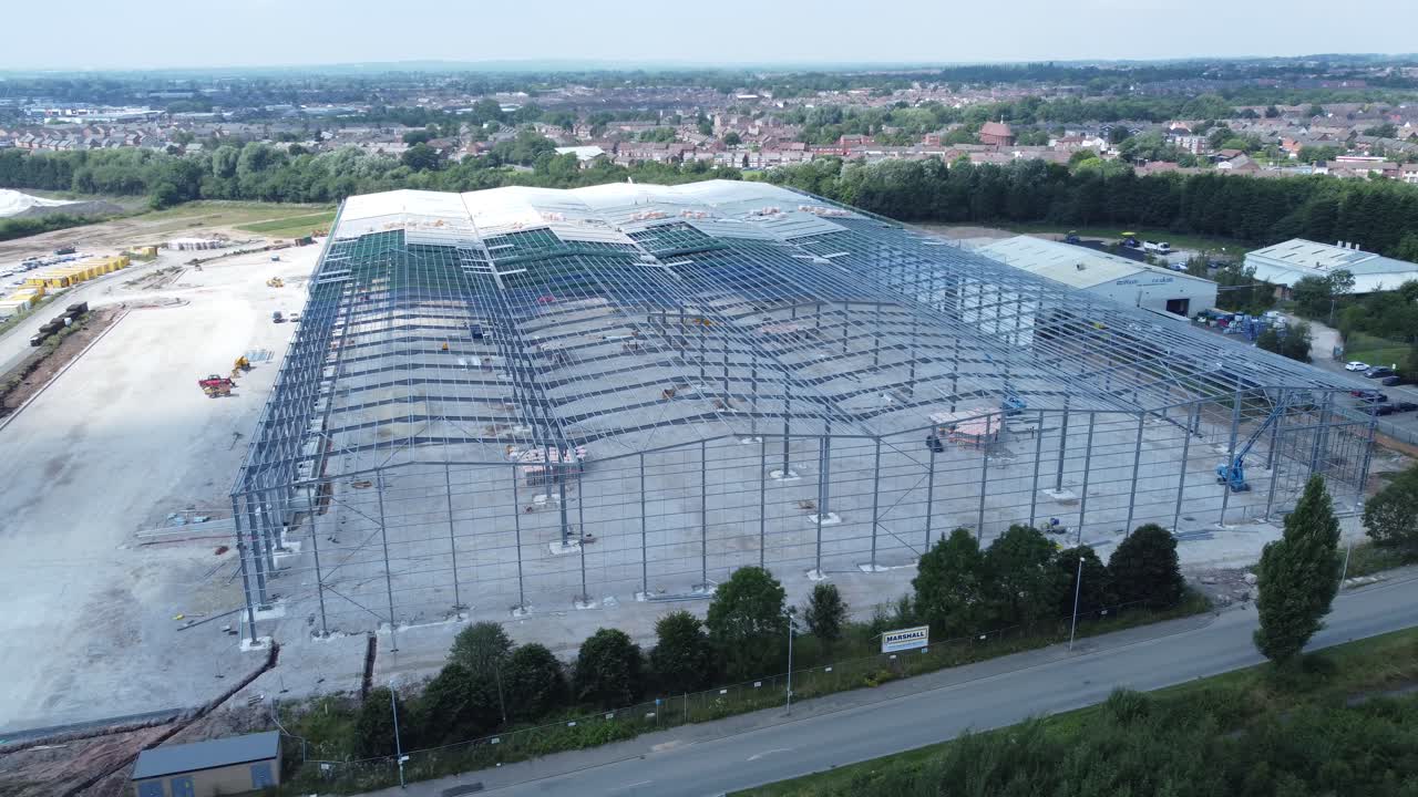 industria de la construcción metal hierro viga almacén marco sitio de construcción vista aérea lento órbita derecha