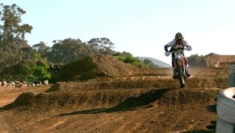 Hombre-Montando-Una-Bicicleta-De-Cross-A-Motor