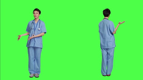 especialista en atención médica presentando una cosa para un anuncio promocional en el estudio