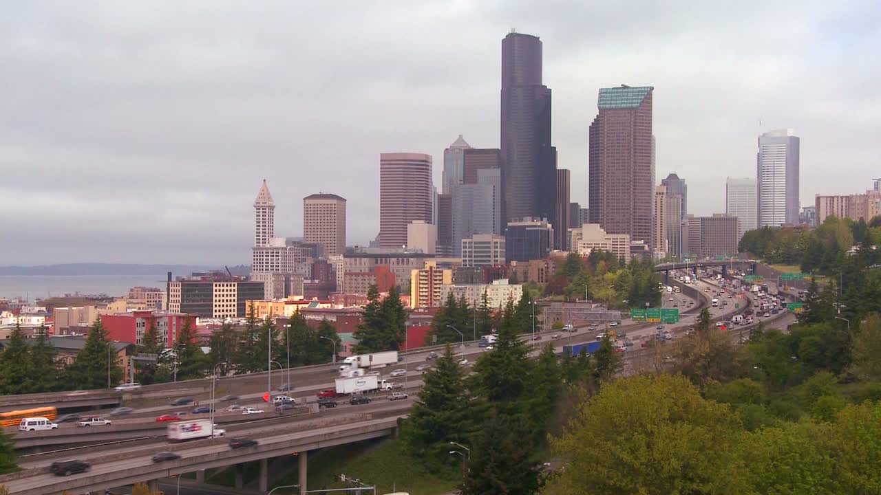 트래픽은 바쁜 고속도로를 따라 시애틀 워싱턴으로 이동합니다.