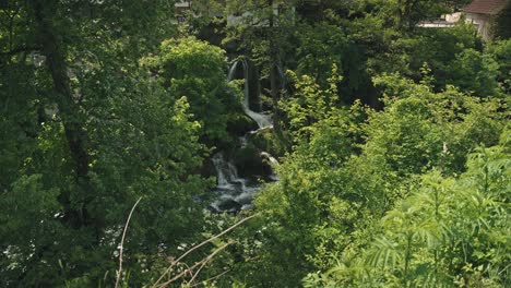 Hidden-waterfall-surrounded-by-dense-green-foliage-in-Rastoke,-Croatia