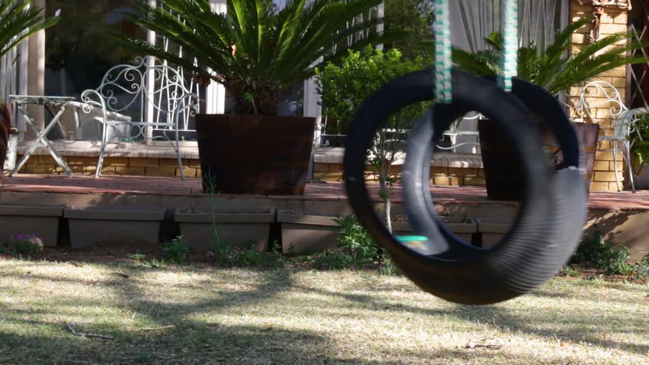 정원에서 나무 그네에 빈 그네