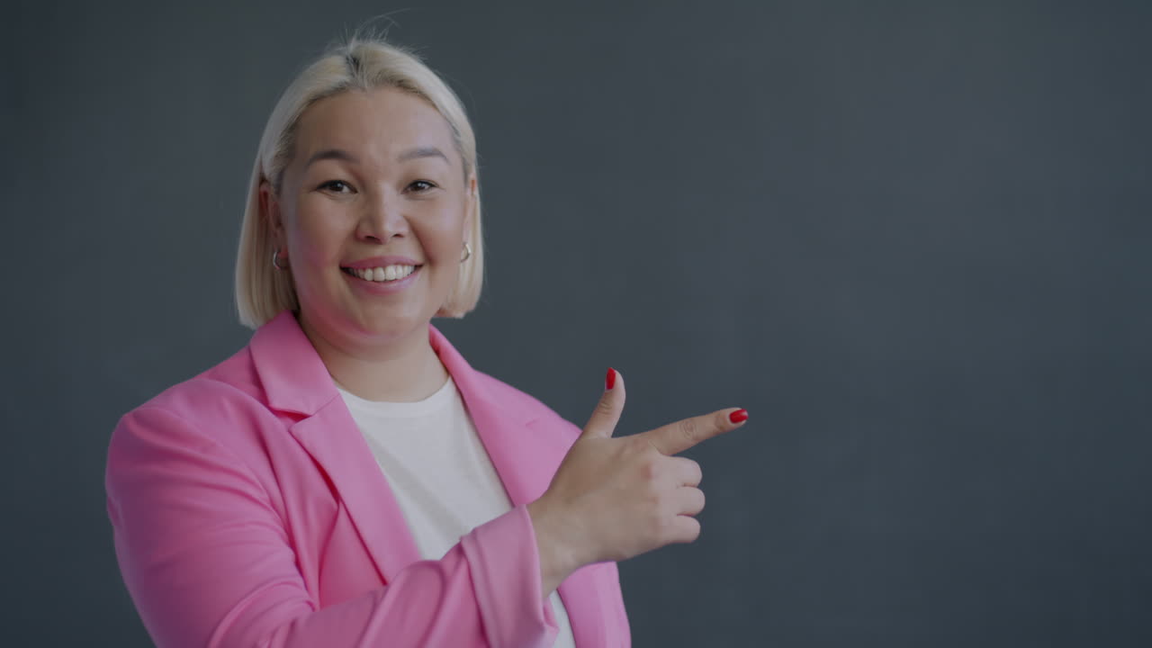 una mujer sonriente con una chaqueta rosa.