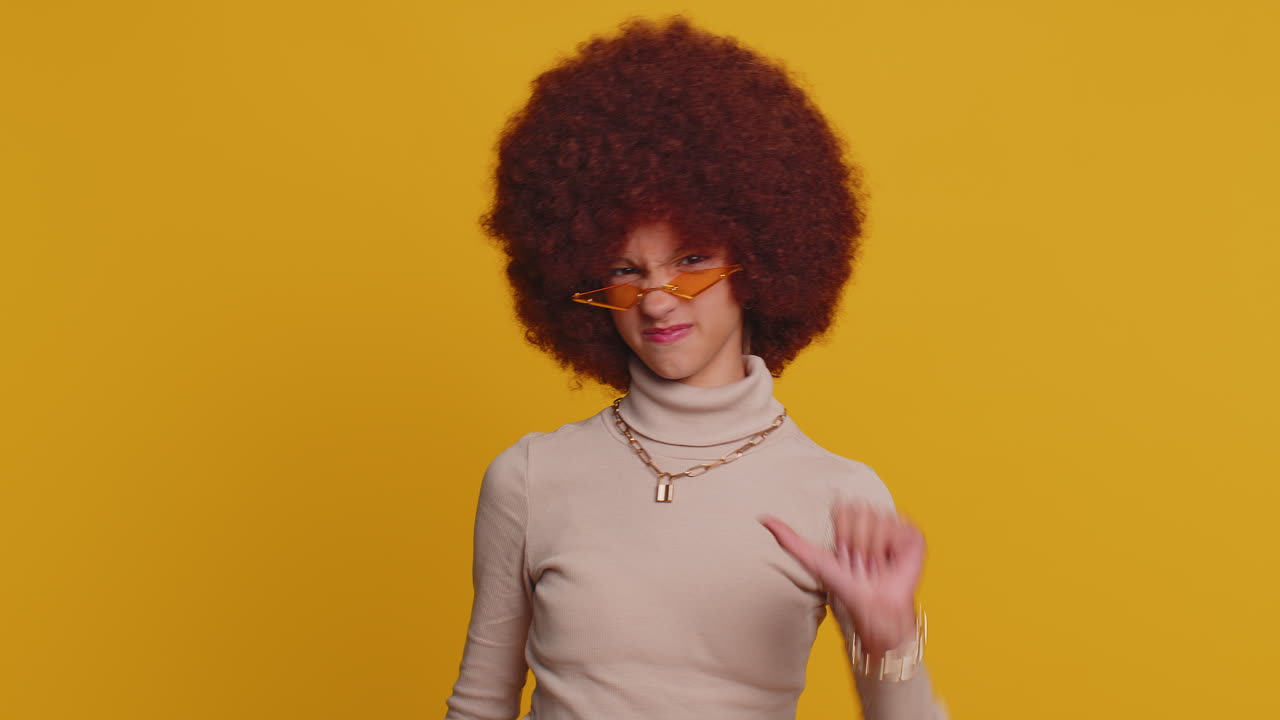 niña adolescente molesta mostrando pulgares hacia abajo, no le gusta el mal trabajo, desaprobación, retroalimentación insatisfecha