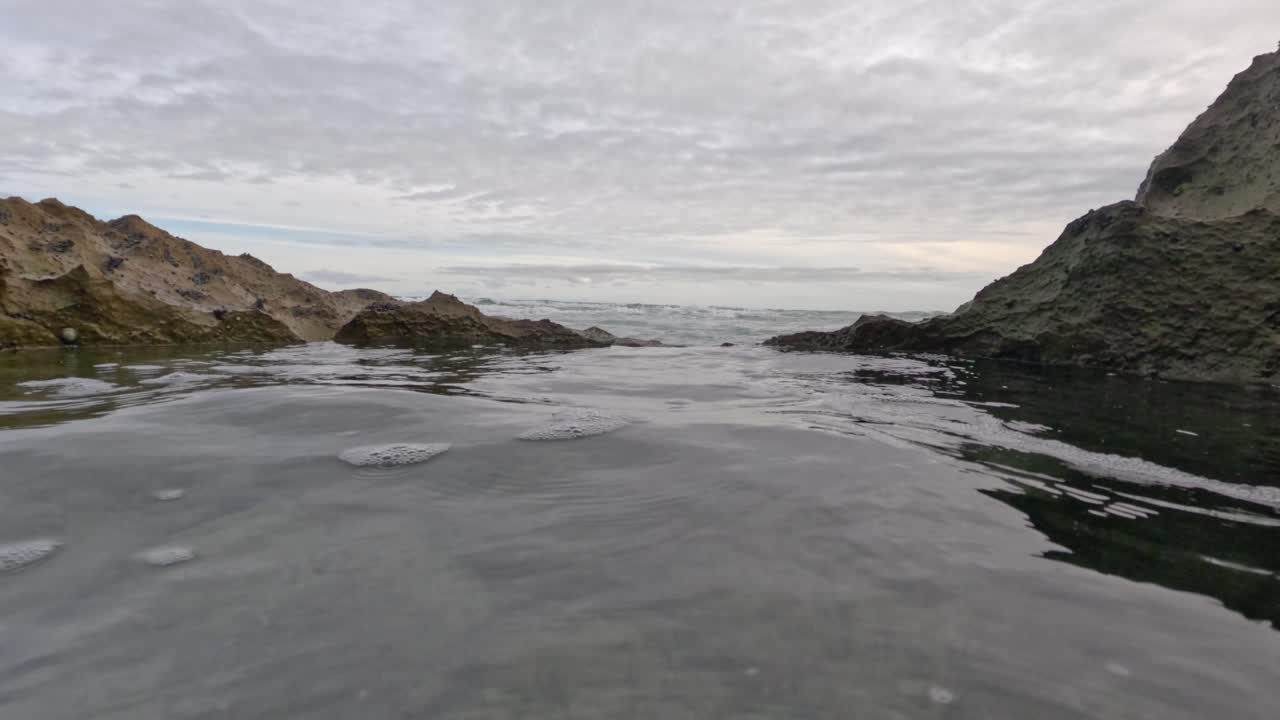 por encima y por debajo del agua en la costa de melbourne