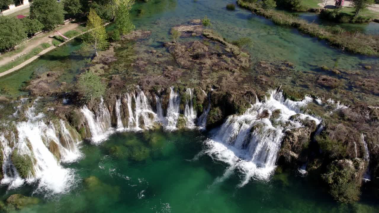 Cascata di Zrmanja vicino alle case di Obrovac