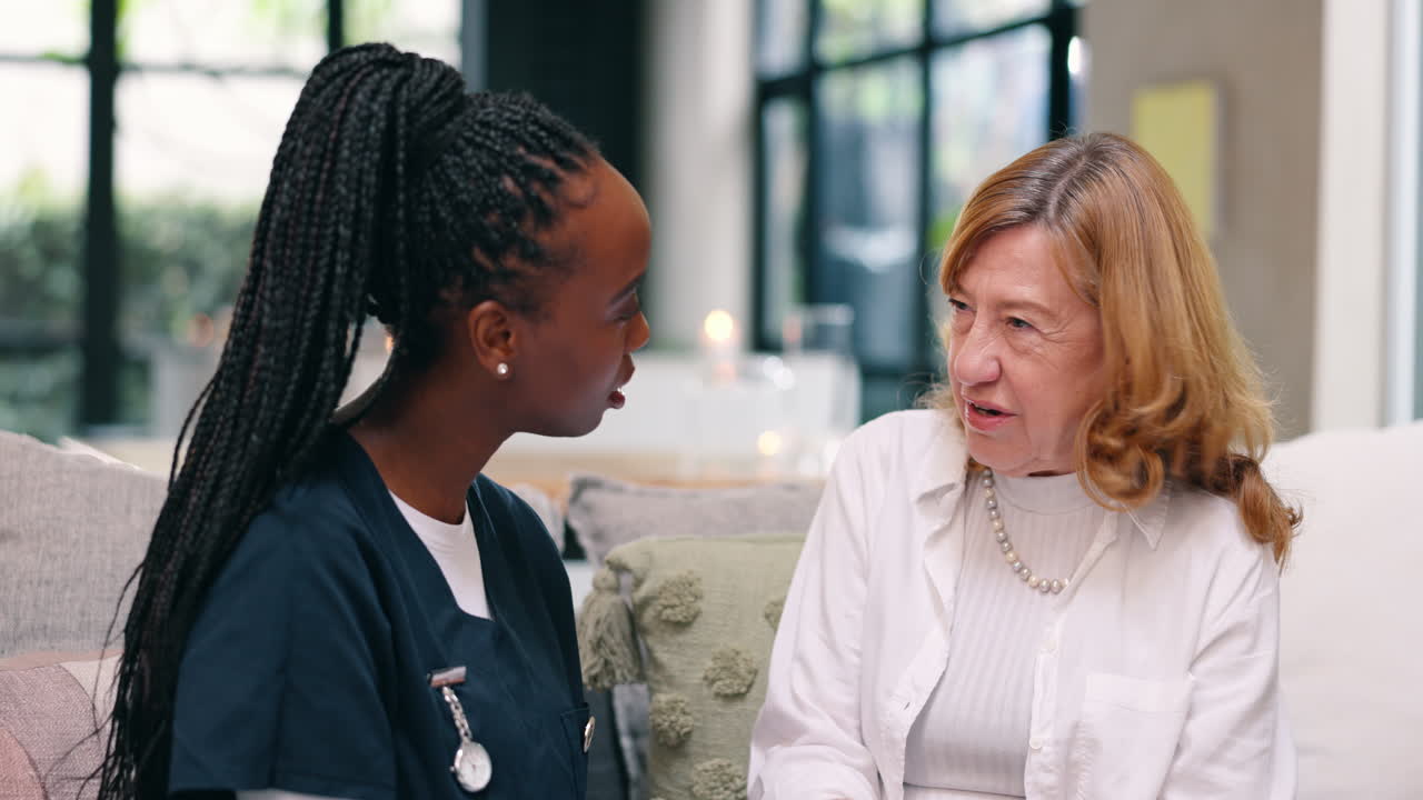 enfermera que visita a un paciente de edad avanzada en su hogar