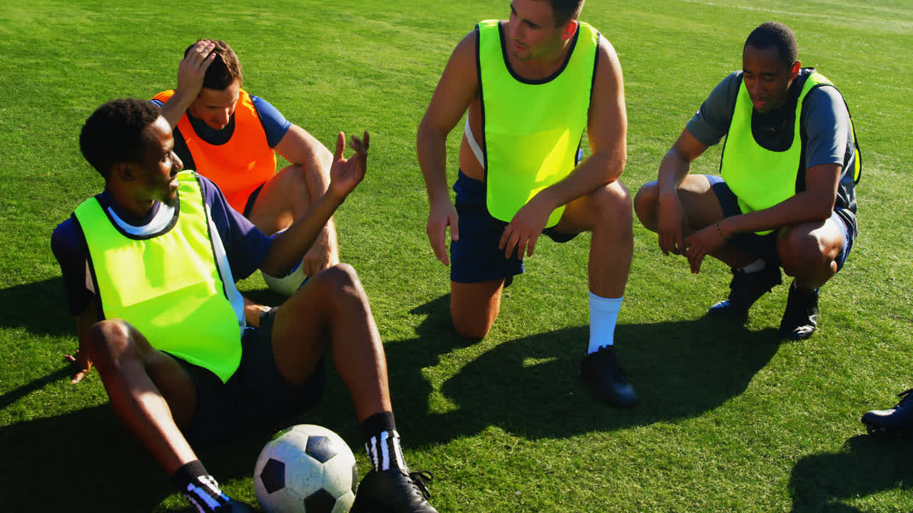 축구 선수 들 이 4km 를 연습 하는 동안 휴식 을 하고 있다