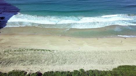 Olas-Rompiendo-En-Una-Playa-No-Muy-Concurrida-En-Sydney,-Australia