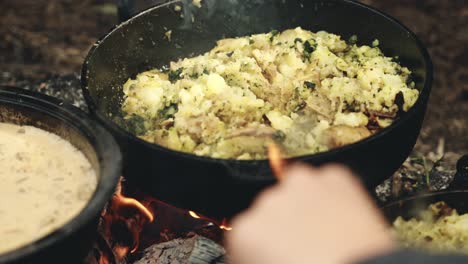 Cocinar-Una-Deliciosa-Cena-En-Una-Hoguera-En-Llamas,-Vista-De-Cerca