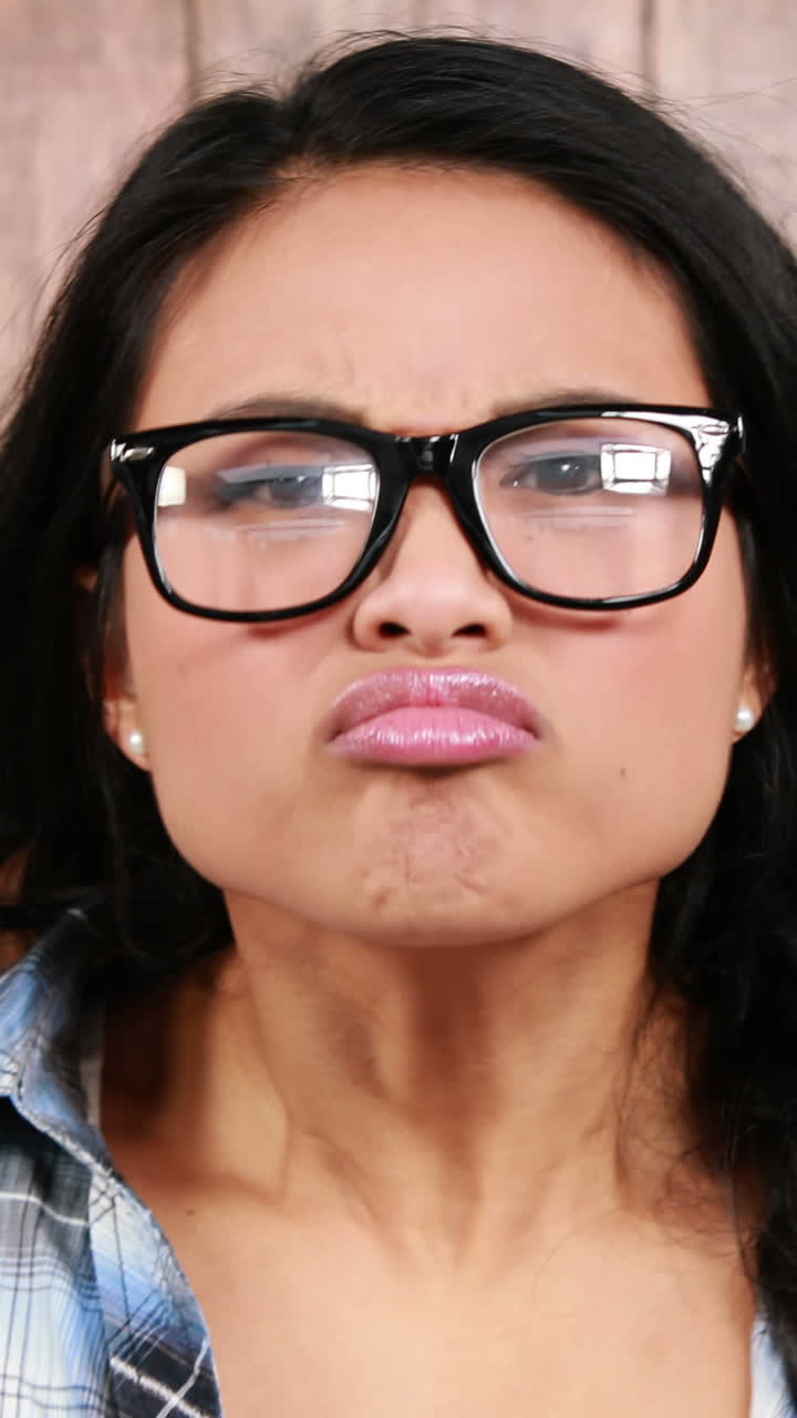 hipster asiático mostrando muchas emociones