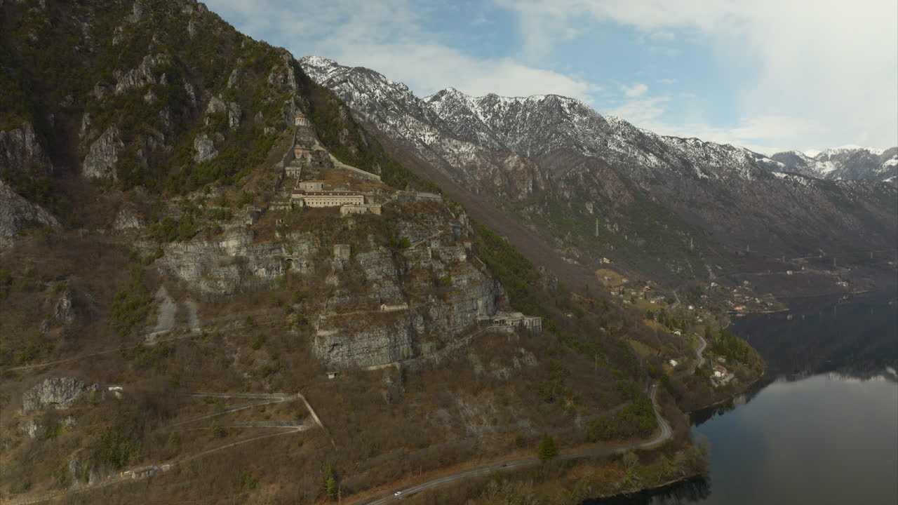 vista aérea de la histórica fortificación militar rocca d'anfo junto al lago idro