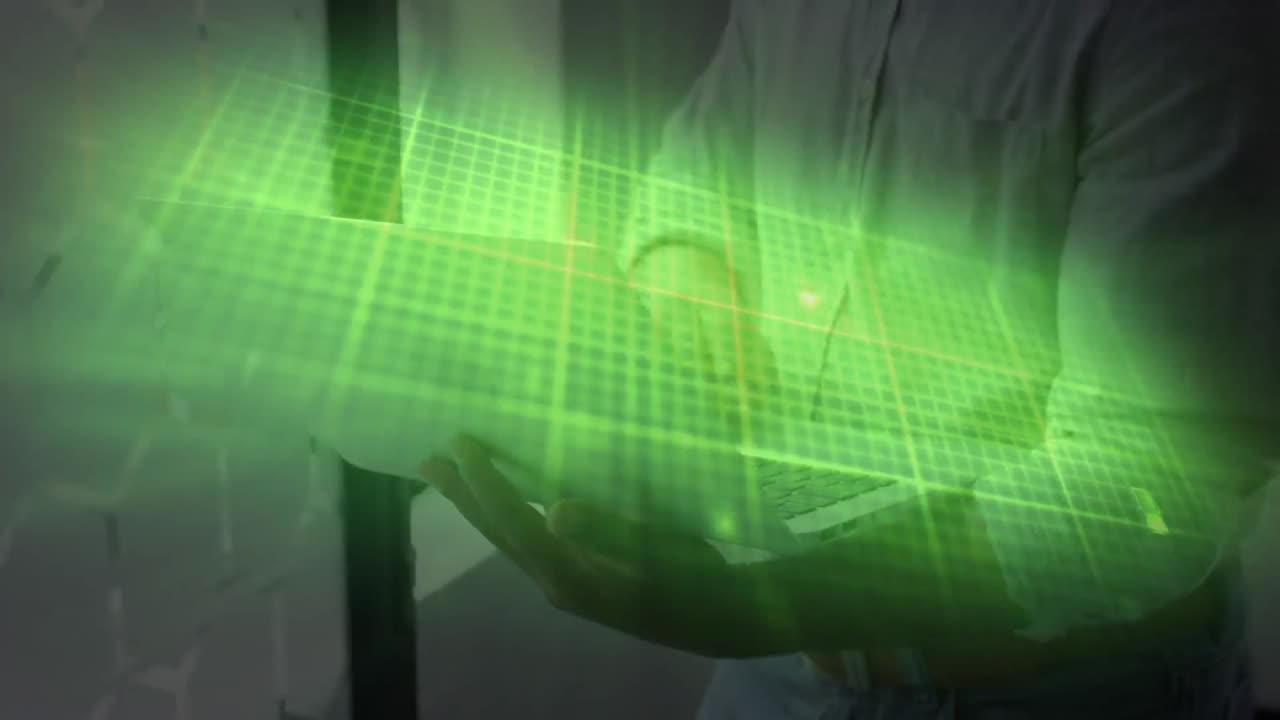 사무실에서 노트북을 사용하는 남자의 중간 섹션에 반 ⁇ 이는 초록색 심박수 모니터