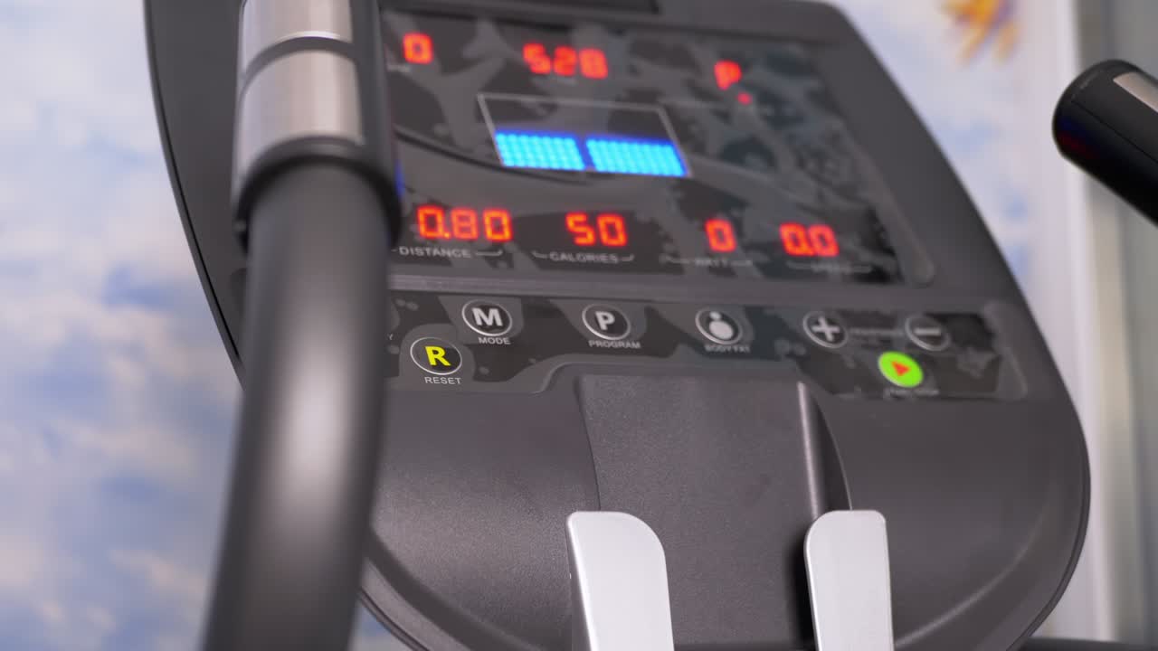 indicadores electrónicos de datos en el monitor un nuevo entrenador elíptico moderno. 4k