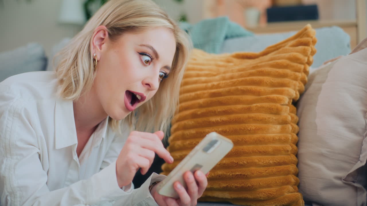 행복한 여성 온라인 쇼핑