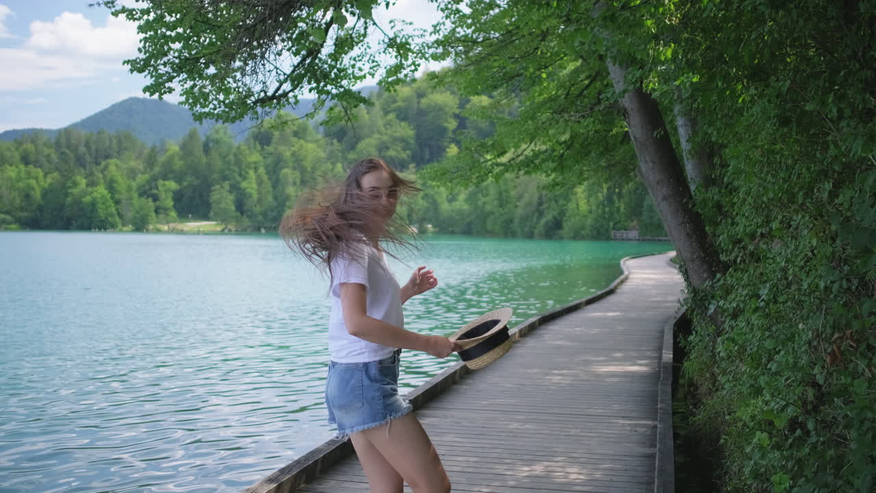 아름다운 호수 에서 여름 산책을 즐기는 여자