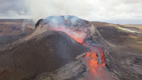 Antena-De-Lava-Fundida-Caliente-Que-Fluye-En-Un-Río-Del-Volcán-Fagradalsfjall-En-La-Península-De-Reykjanes-En-Islandia