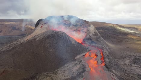 antena de lava fundida caliente que fluye en un río del volcán fagradalsfjall en la península de reykjanes en islandia