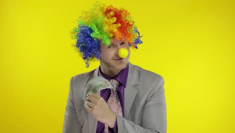Clown-Geschäftsmann-Unternehmer-Chef-In-Perücke-Mit-Geldscheinen-Bei-Der-Arbeit
