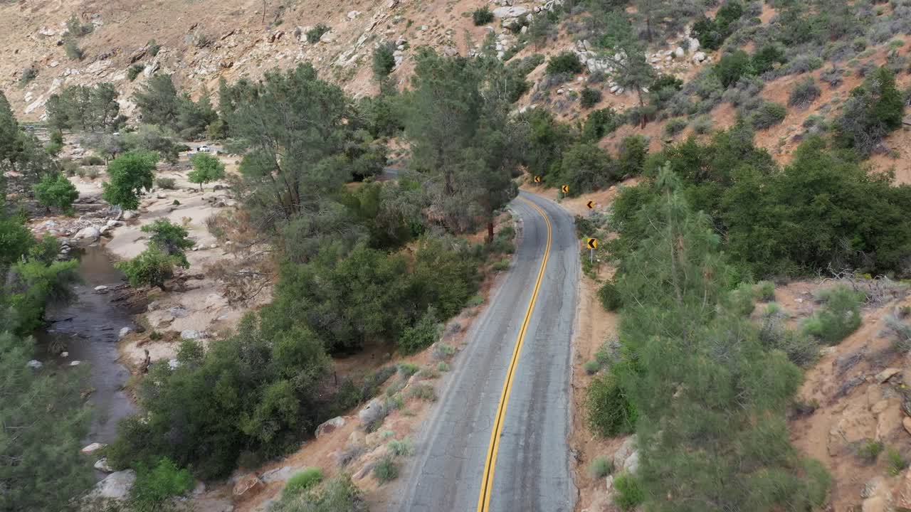siguiendo la carretera de montaña 99 en kernville, california