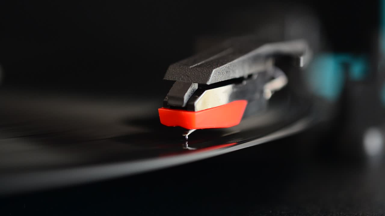 Platespiller. Nål på en vinylplate.