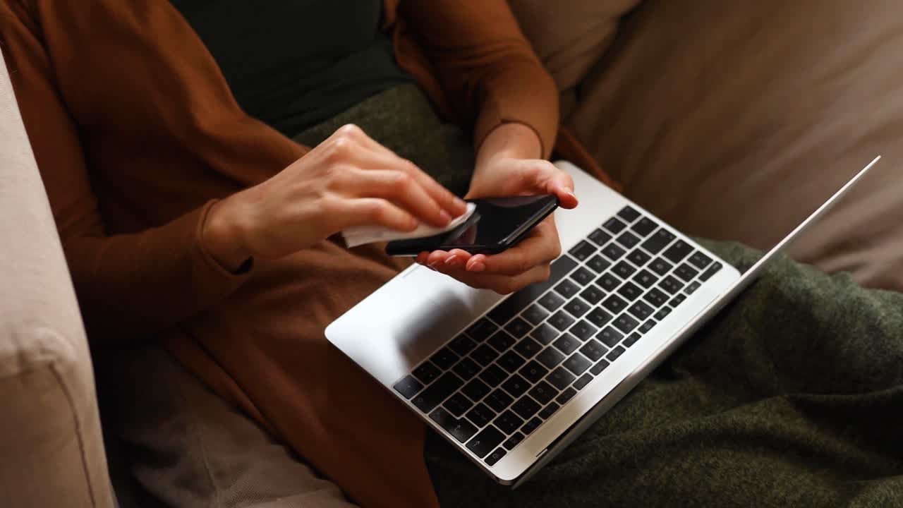 mujer caucásica lavando su teléfono en casa.