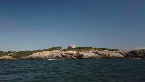 una toma estable en cámara lenta de un edificio residencial ubicado entre el puerto ubicado en newport, rhode island