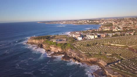 Luftaufnahme-Des-Waverly-Cemetery-In-Clovelly,-Flug-In-Richtung-Bowling-Recreation-Club-In-New-South-Wales,-Australien