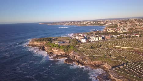 vista aérea del cementerio waverly en clovelly, volando hacia el club recreativo de bolos en nueva gales del sur, australia
