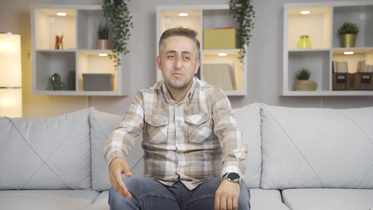 el hombre que se siente incompetente se enoja.