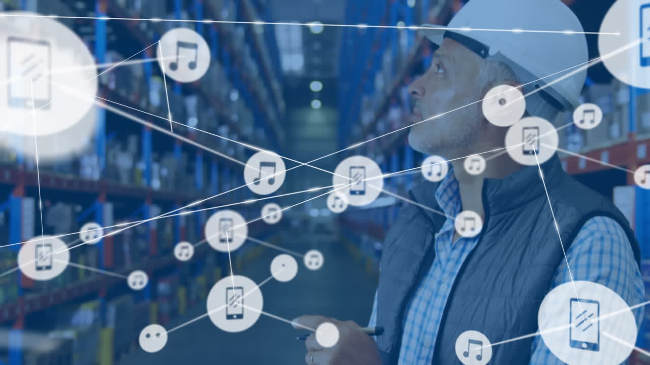 animación de la red de conexiones con iconos sobre el hombre escribiendo en el clipboard en el almacén