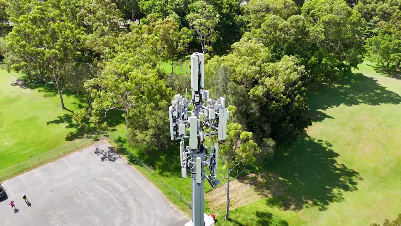 vista aérea de la torre de telefonía celular en medio de la vegetación