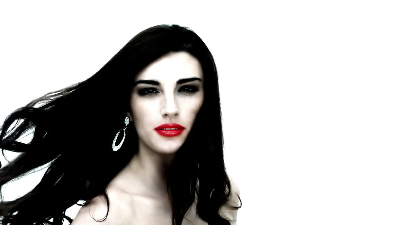 una mujer joven arrojando su cabello negro.