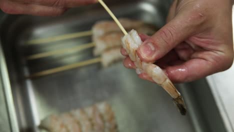 la preparación de pinzas de camarón