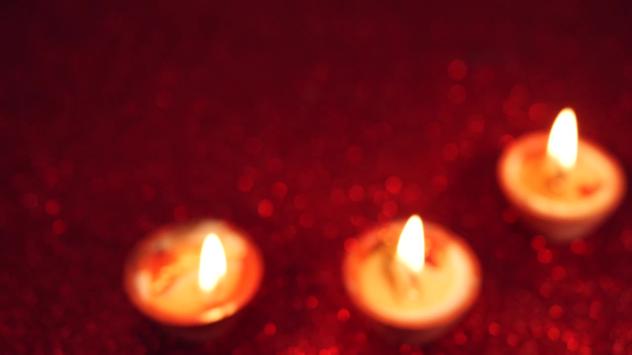 2020 디발리 디아스플레이는 얼굴 마스크와 손잡고 있습니다.