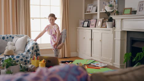 Niña-Feliz-Bailando-Practicando-Movimientos-De-Ballet-En-Casa-Disfrutando-Del-Baile-De-Ensayo-Divirtiéndose-Jugando-El-Fin-De-Semana-Usando-Un-Vestido-Colorido-4k